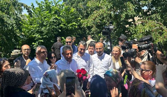 Aşkın Genç ve Özgür Özel Niğde'de çiftçilerle buluştu: "Alın teri ve emeğin kıymetini konuştuk"