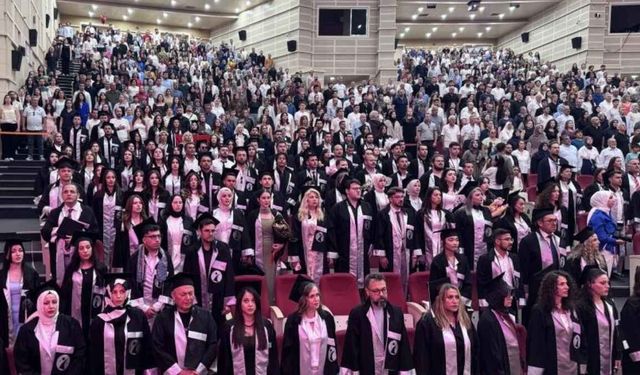 ERÜ İletişim Fakültesi 20’nci dönem mezunlarını verdi: 415 öğrenci diplomasını aldı!