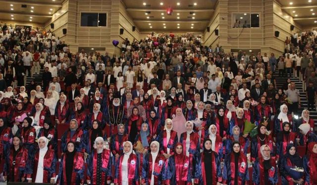 ERÜ İlahiyat Fakültesi'nde mezuniyet coşkusu! 242 öğrenci diplomalarını aldı