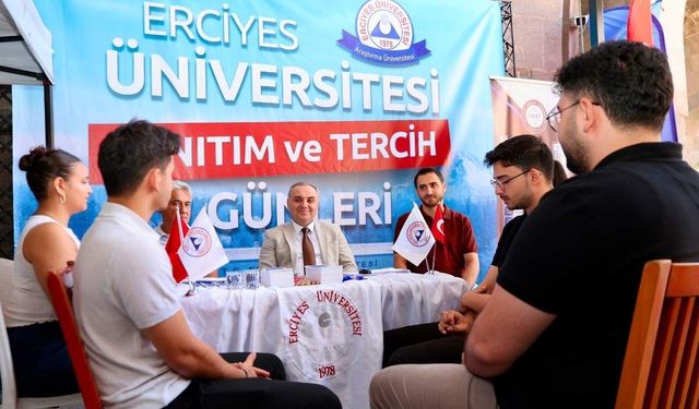 ERÜ Rektörü Altun tercih standında öğrencilerle bir araya geldi