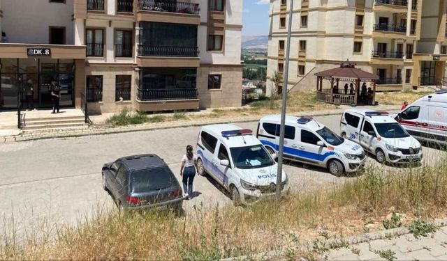 Anne ve babasını rehin alan genç için özel harekat devreye girdi!