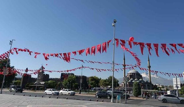 Cumhuriyet Meydanı büyüdü, Kayseri'nin hafızası küçüldü