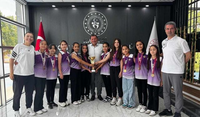Kayseri’nin şampiyon basketbolcularından Müdür Kabakcı’ya ziyaret