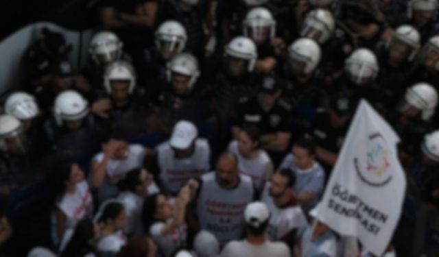 Milli Eğitim Bakanlığına yürümek isteyen öğretmenlere polis müdahalesi!