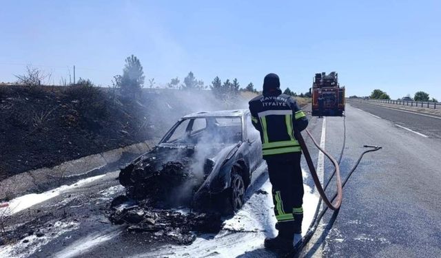 Kayseri'de seyir halindeki otomobil alev alev yandı! Araç kullanılamaz hale geldi
