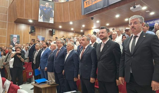Şaban Çopuroğlu: Bazı siyasi partiler il kongresini bile yapamıyor