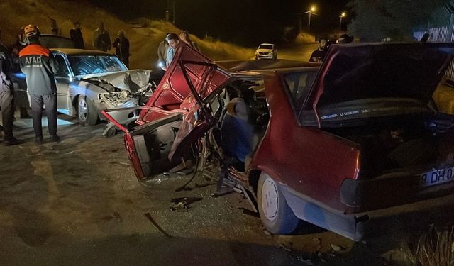 Sivas’ta gece saatlerinde yaşanan feci kazada 15 yaşındaki çocuk hayatını kaybetti 5 kişi yaralandı