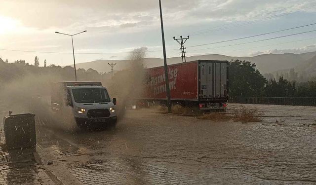 Malatya-Kayseri yolunda sağanak engeli! Sürücüler zor anlar yaşadı