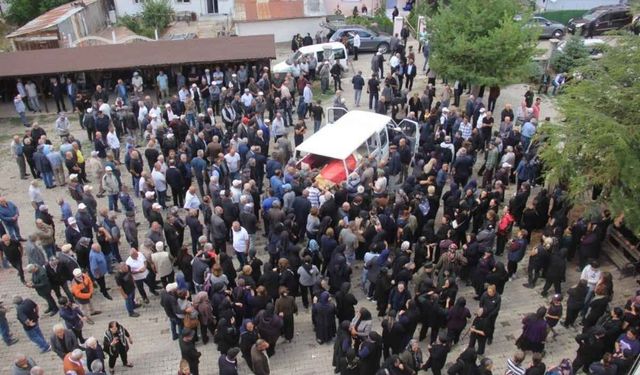 İzmir’de trafik kazasında hayatını kaybeden Aygün Çifti Sivas’ta son yolculuğuna uğurlandı
