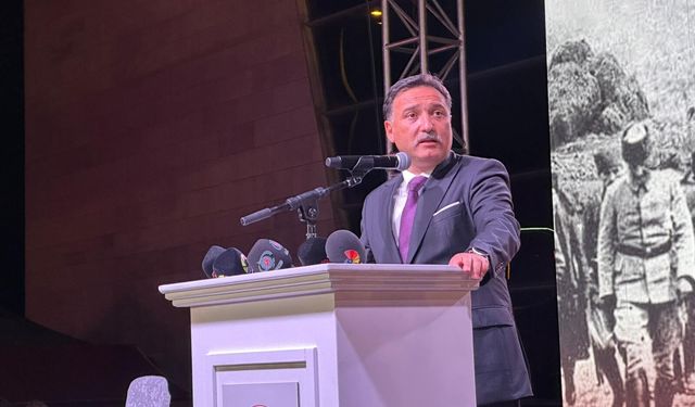 Takdir toplayan hareket: Vali Çiçek konuşmasını ezan için erteledi!