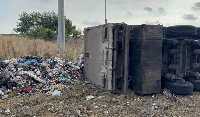 Adana'da atık yüklü tır devrildi: 1 yaralı