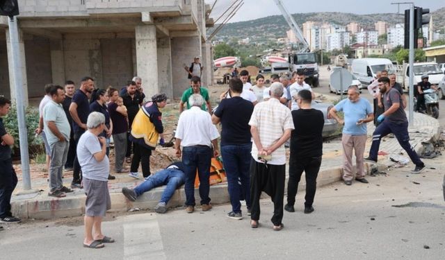 Adana'da kavşakta çarpışan otomobil inşaat alanına savruldu: 4 yaralı