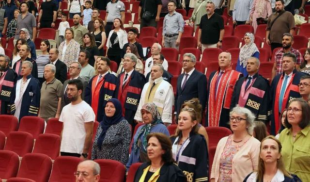 Erciyes Üniversitesi'nde mezuniyet coşkusu: 250 öğrenci cübbe giydi!