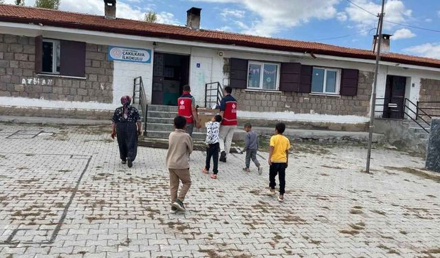 3 asırlık gelenek yaşatılıyor:  Köy okullarındaki 200 öğrenciye kırtasiye desteği