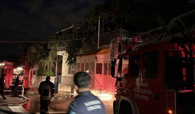 Mangal ateşi çatı yangınına neden oldu: İki evin çatısı kül oldu