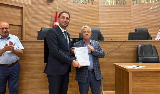 MHP Kayseri İl Başkanı Enes Ertuğrul Kalın mazbatasını aldı