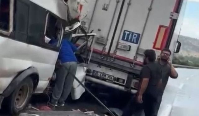 TAG Otoyolunda tarım işçilerini taşıyan minibüs 2 tırla çarpıştı: 11 yaralı
