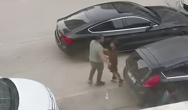 Adana'da sokak ortasında kadını dövdü! Çocuğu annesini korumak için müdahale etti