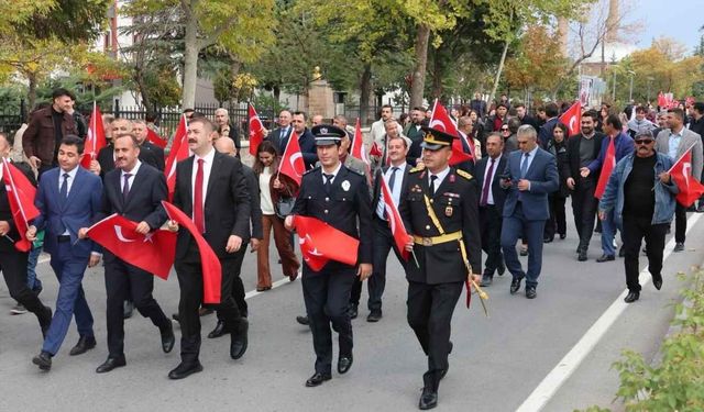 İncesu’da 29 Ekim coşkusu: Bayrak yürüyüşü ve çelenk töreni düzenlendi!