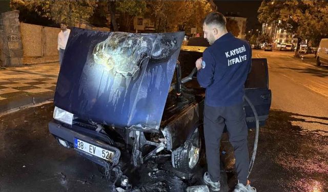 Kayseri’de seyir halindeki otomobil alevlere teslim oldu
