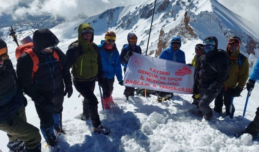 23 Nisan Zirve Tırmanışı Tamamlandı