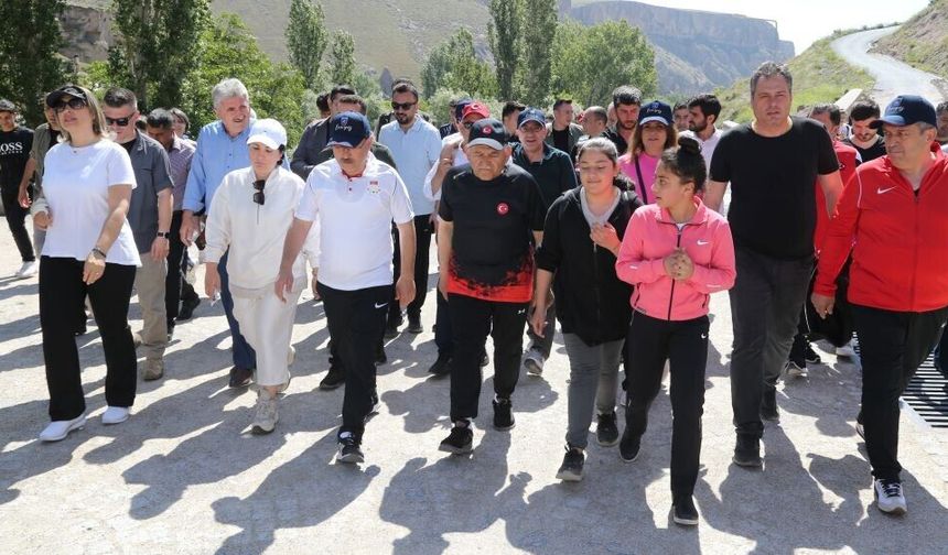 Kayseri Protokolü Gençlerle Birlikte Turizm Cenneti Soğanlı Vadisi'nde