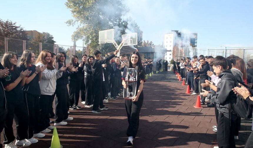 Dünya şampiyonu Elif Ceren Uzunçakmak okuduğu Lisede coşkuyla karşılandı