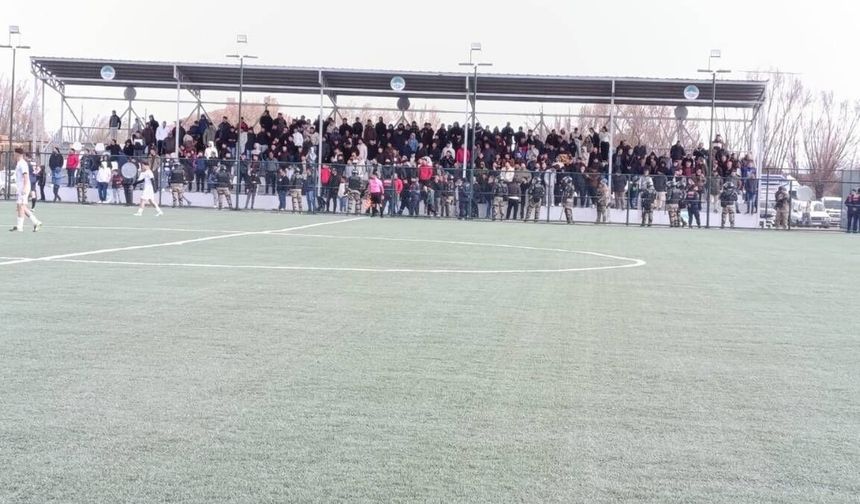 Kayseri Sindelhöyük’de futbol coşkusu tribünlere sığmıyor! Taraftarlar traktöre çıktı