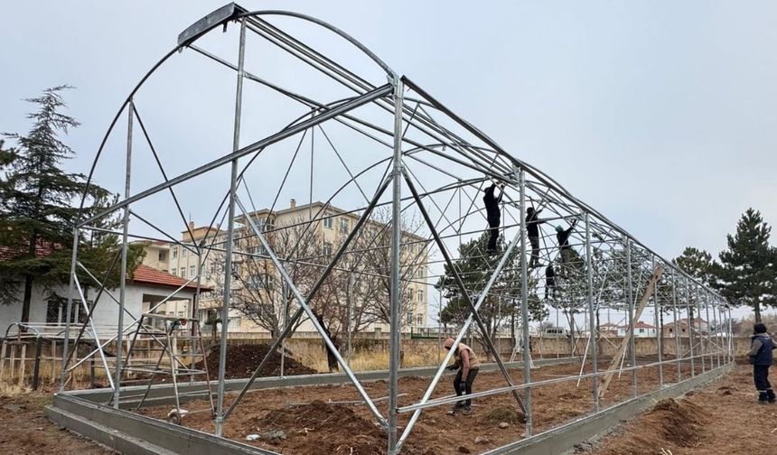 Kayseri’de gençler artık serada yetişecek: Büyükşehirden 460 bin TL’lik yatırım