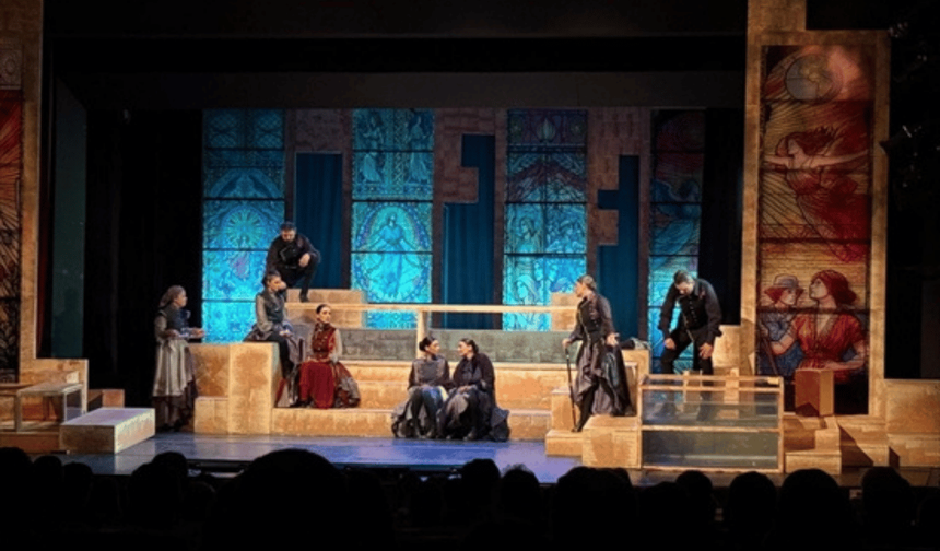 Kayseri Devlet Tiyatrosu'nun 'Bernarda' oyunu Bursa'da sahnelendi