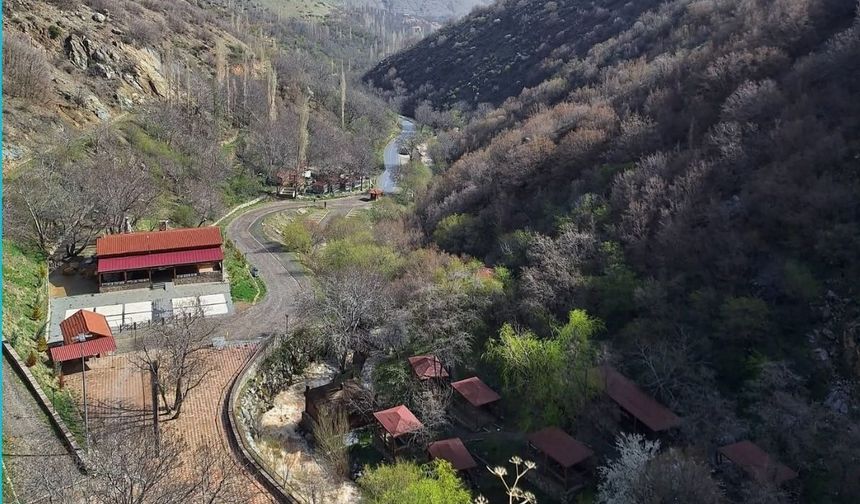 Yahyalı’da son 15 yılın en yüksek seviyesi! Sağanak yağış Derebağı Şelalesi’ni coşturdu