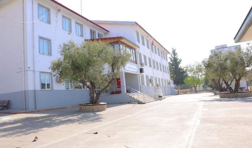 Katliamın yaşandığı okulun önünde kahreden görüntü!