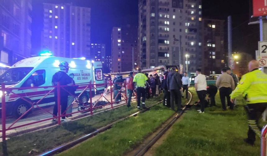Kayseri'de motosiklet sürücüsü tramvay durağına çarptı!