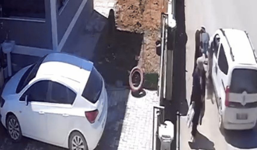 Hafif ticari aracın çarptığı kadın yaralandı: Kaza anı kamerada!