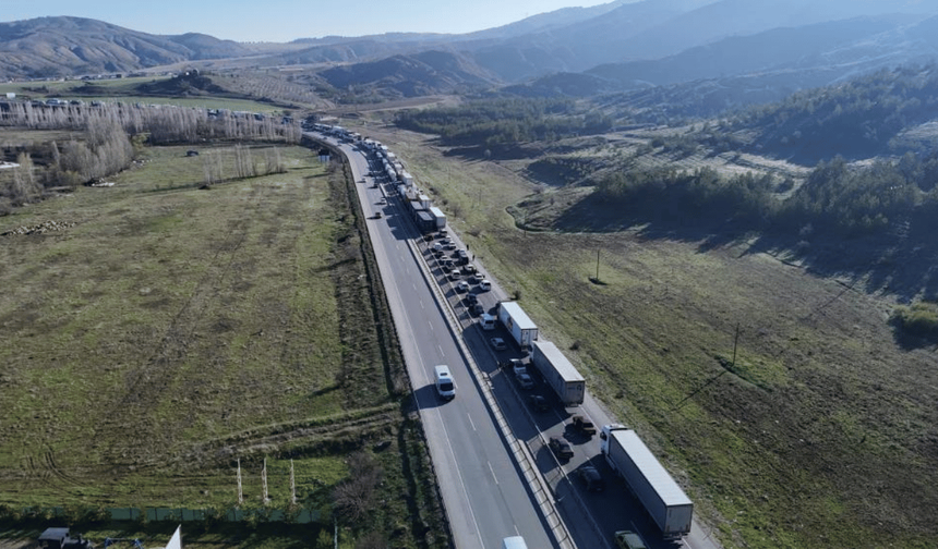 Yola çıkacak Kayserililer dikkat: Kapanan yolda uzun araç kuyruğu!