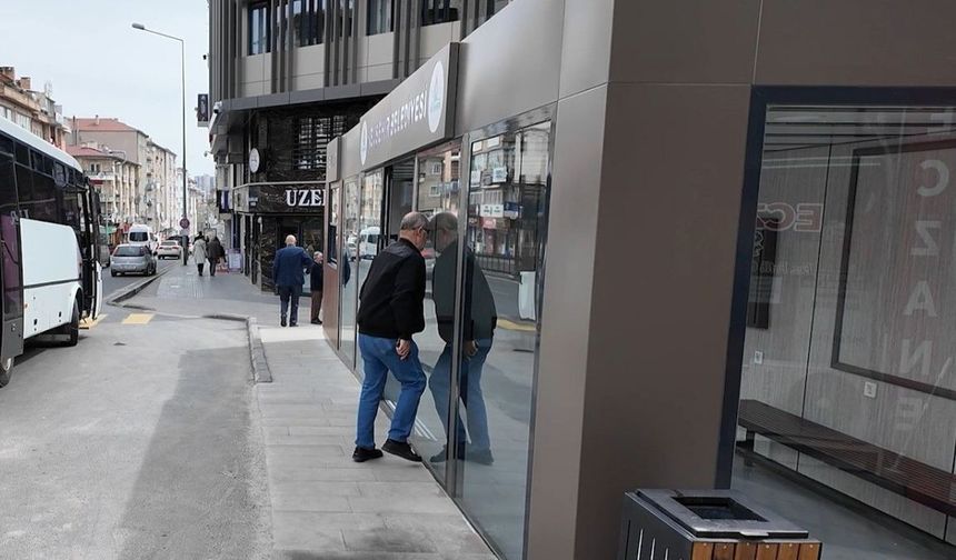 Rasim Arı’nın son teknoloji durakları gündem oldu! İlk test kazası kameralara yansıdı