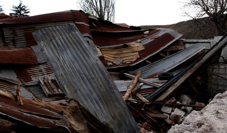 Şiddetli yağış sonrası ahır çöktü: Büyükbaş hayvanlar güçlükle kurtarıldı