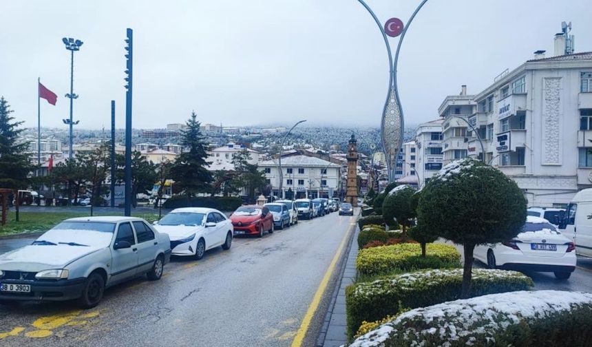 Bahar ortasında kış geri döndü! Şehir beyaza büründü