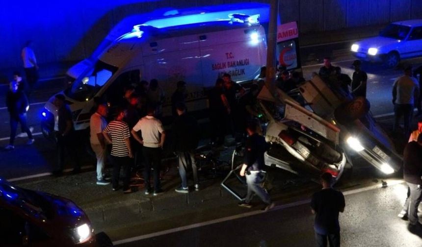 Kontrolden çıkan otomobil aydınlatma direğine çarptı! 1'i ağır 3 yaralı