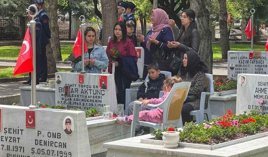 Kayseri’de şehit anneleri evlatlarının kabri başında duygu dolu anlar yaşadı!