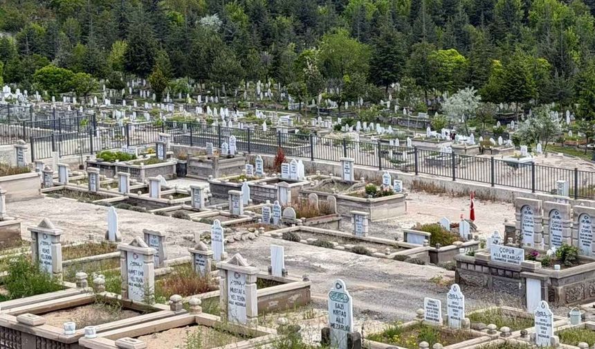 Kayseri'de kabristanlarda bayram yoğunluğu