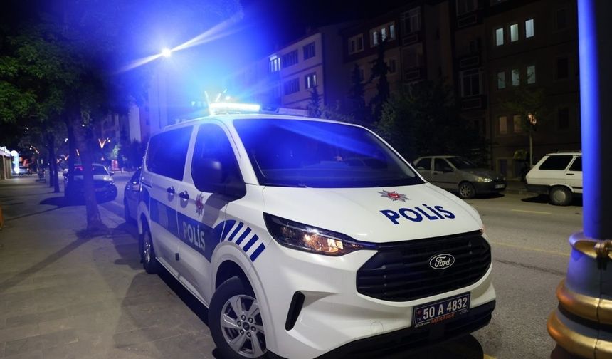 Ambulans çağırılan evde iki kardeş arasında bıçaklı kavga çıktı! Sağlık ekipleri evde mahsur kaldı