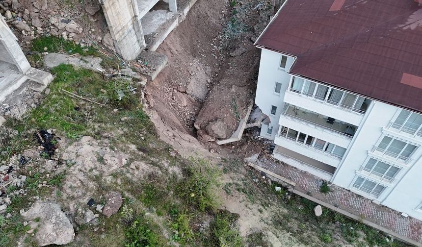 İnşaat halindeki binanın istinat duvarı çöktü! Molozlar karşı binadaki dairelere kadar girdi