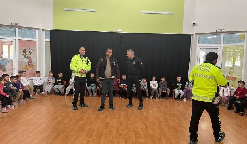 Tomarza’da trafik ekipleri öğrenciler için harekete geçti: Uygulaması ders verildi!