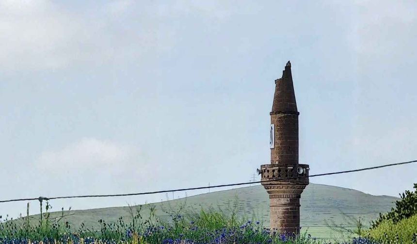 Kayseri’de minareye yıldırım düştü!