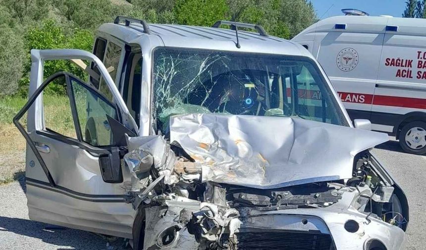 Niğde’de araba ile kamyonet çarpıştı: 6 yaralı