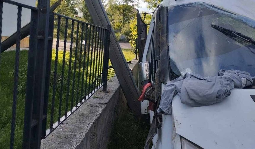 Sivas’ta kamyonet duvara çarptı: Kazada 4 kişi yaralandı