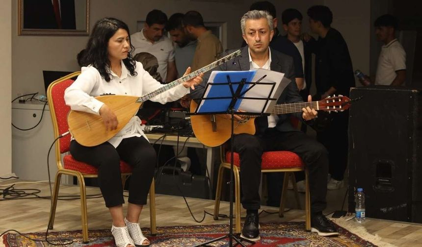Yahyalı’da şiir gecesi düzenlendi: Öğrenciler ve protokol aynı sahneyi paylaştı