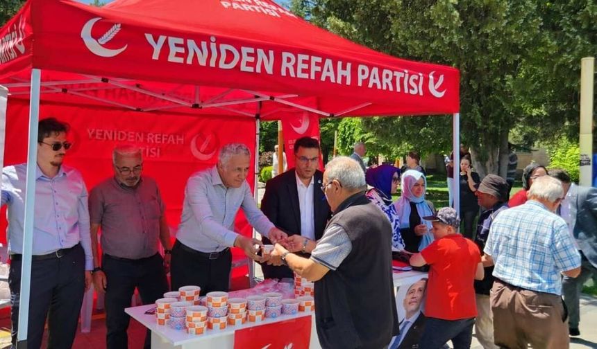 Yeniden Refah Partisi Kayserililere aşure dağıttı