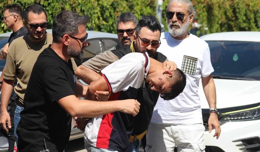 Adana'da husumetlileriyle çatışan şahıs yoldan geçen başkasını öldürdü